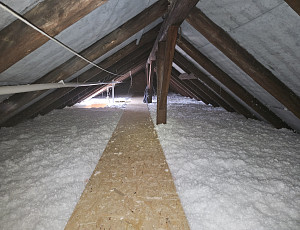 Zateplení stropu bytového domu pomocí foukané izolace